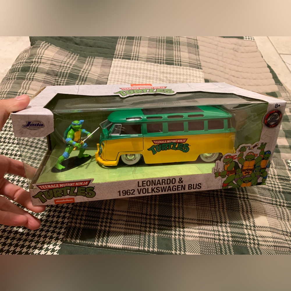 TEENAGE MUTANT NINJA TURTLES & 1962 VW BUS